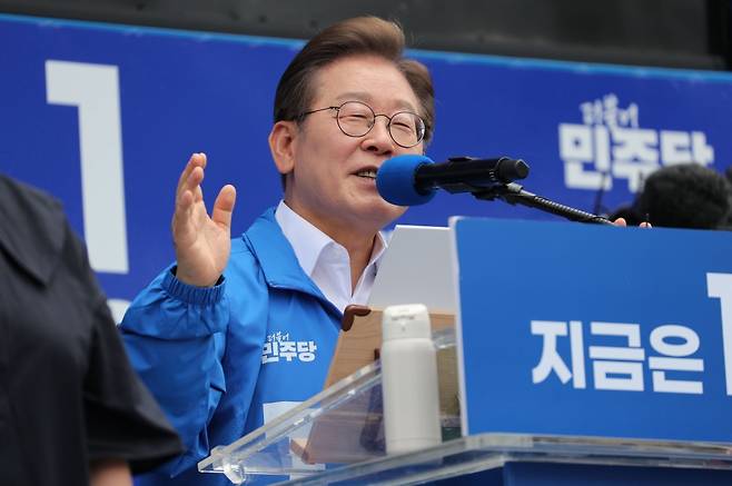 이재명 대통령이 더불어민주당 대선 후보였던 지난해 5월 22일 제주시 동문로터리에서 유세 펼치며 제주도민에게 지지를 호소했다.