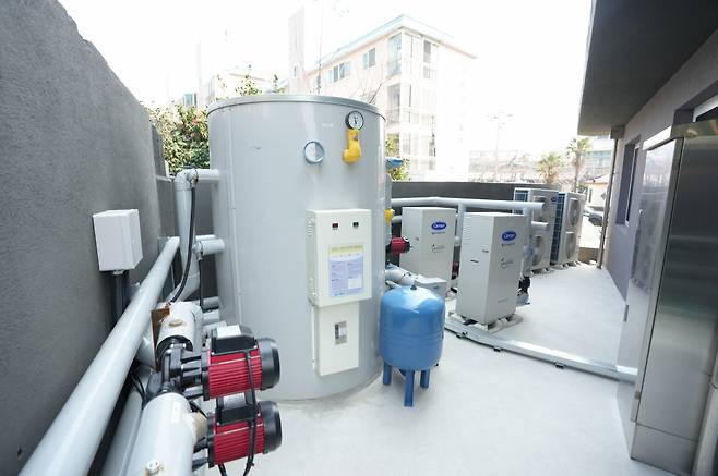 제주시 화북동의 공공임대주택에 설치된 히트펌프.