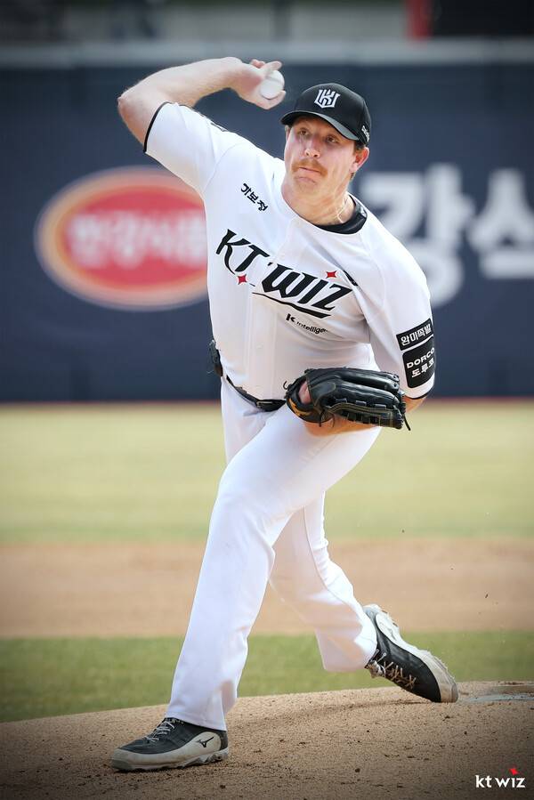 새 외국인 투수 맷 사우어(사진=KT)