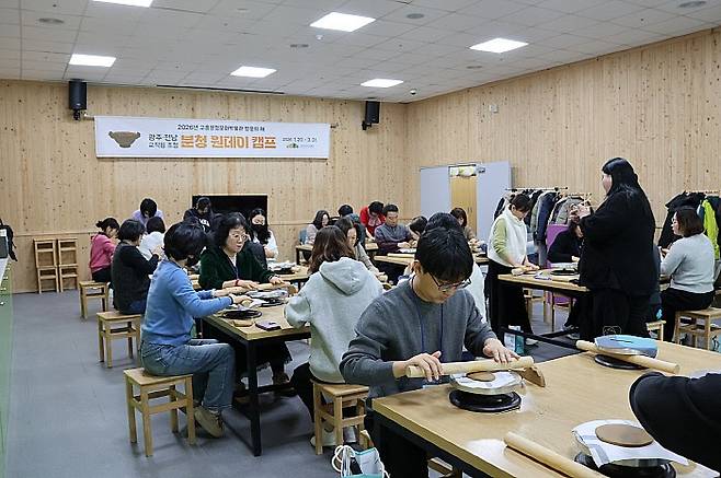 다채로운 프로그램을 운영하는 상설체험 학습실. 분청 원데이 캠프.<고흥군 제공>