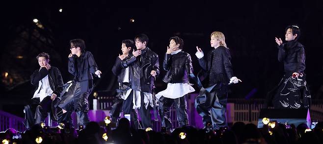 그룹 방탄소년단(BTS)이 21일 서울 광화문 광장에서 정규 5집 ‘아리랑’(ARIRANG) 발매를 기념해 무료 공연 ‘BTS 컴백 라이브: 아리랑’(BTS THE COMEBACK LIVE｜ARIRANG)을 열고 있다.(연합뉴스)