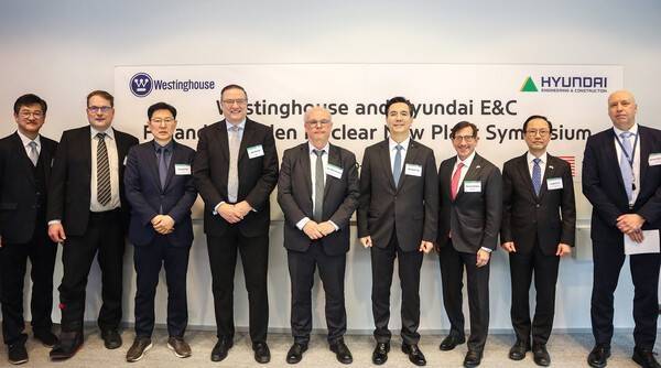 ▲현대건설은 지난 10일부터 11일(현지시간) 양일간 핀란드 헬싱키에 위치한 비즈니스 핀란드(핀란드 정부 산하 무역·투자 진흥 기관) 본사에서 미국 원자력 기업인 웨스팅하우스와 함께 '핀란드·스웨덴 신규 원전 건설 심포지엄'을 개최했다고 12일 밝혔다. (왼쪽부터) 김경수 현대건설 글로벌사업부 전무, 킴 달바카 웨스팅하우스 북유럽 총괄, 최영 현대건설 뉴에너지사업부 전무, 조엘 이커 웨스팅하우스 수석부사장, 하리 매키 레이니카 핀란드 특임대사, 이한우 현대건설 대표이사, 하워드 브로디 주핀란드 미국 대사, 김정하 주핀란드 대한민국 대사, 야르모 헤이노넨 비즈니스 핀란드 국장 ⓒ현대건설