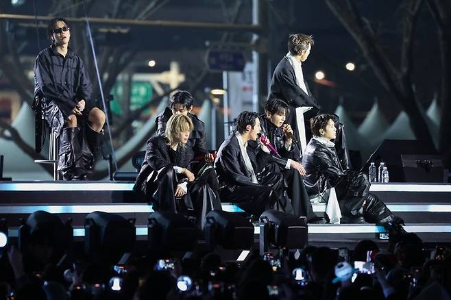▲방탄소년단(BTS)이 21일 서울 광화문광장에서 'BTS 컴백 라이브: 아리랑' 공연을 하고 있다. 사진=연합뉴스