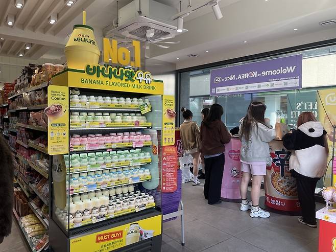 ▲명동역 8번 출구 인근에 자리한 CU의 '명동역점' 매장 내부 라면 시식 코너에서 외국인 고객들이 음식을 섭취하고 있다. 사진=조하니 기자