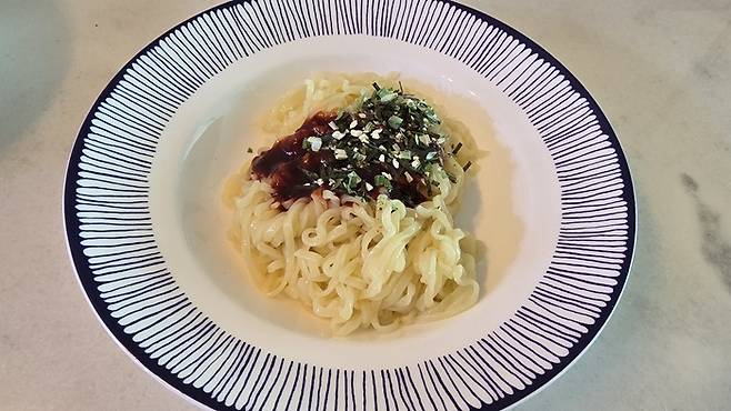 팔도 비빔면 더 블루./사진=김아름 기자 armijjang@