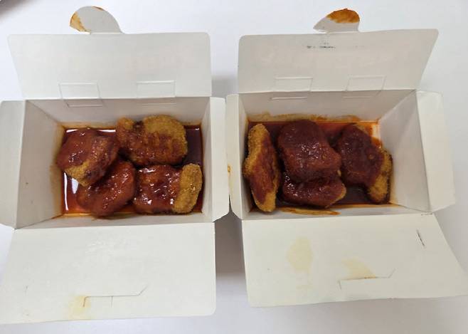 롯데리아 디지게 매운 돈까스 양념맛(왼쪽)과 디진다맛(오른쪽) 비교. 소스 색과 농도에서 차이가 난다. (사진=한전진 기자)