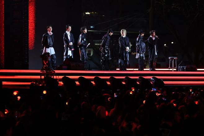 그룹 방탄소년단(BTS)이 21일 서울 광화문 광장에서 정규 5집 '아리랑'(ARIRANG) 발매를 기념해 무료 공연 'BTS 컴백 라이브: 아리랑'(BTS THE COMEBACK LIVE｜ARIRANG)을 열고 팬들에게 인사하고 있다. (사진=연합뉴스)