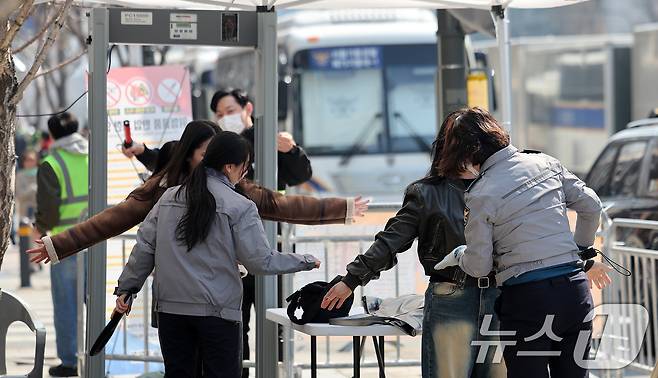 21일 서울 종로구 광화문광장에서 열리는 방탄소년단(BTS) 컴백 공연을 앞두고 경찰이 광장 주변을 오가는 시민과 외국인 관광객을 대상으로 검문검색을 실시하고 있다. 2026.3.21 ⓒ 뉴스1 박지혜 기자