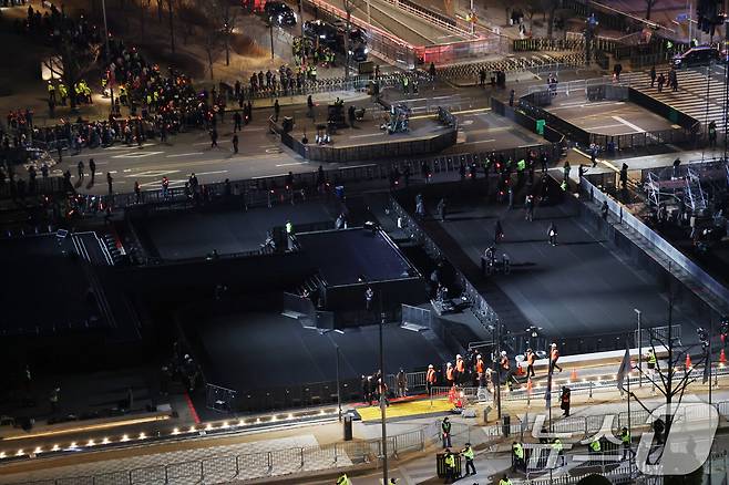 21일 오후 서울 종로구 광화문광장에서 열린 'BTS 컴백 라이브: 아리랑'이 끝난 후 관계자들이 텅 빈 객석을 정리하고 있다. 2026.3.21 ⓒ 뉴스1 임세영 기자