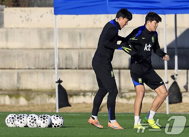 대한민국 축구 국가대표팀 손흥민과 김민재가 2025년 11월 10일 충남 천안시 서북구 대한민국축구종합센터 하이브리드잔디 훈련장에서 훈련을 하고 있다. 2025.11.10 ⓒ 뉴스1 박정호 기자