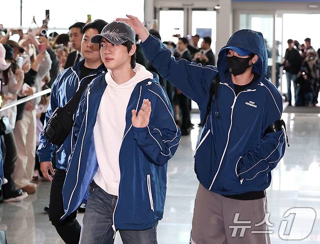 그룹 방탄소년단(BTS)이 22일 오전 인천국제공항을 통해 미국 뉴욕으로 출국하고 있다. 2026.3.22 ⓒ 뉴스1 구윤성 기자