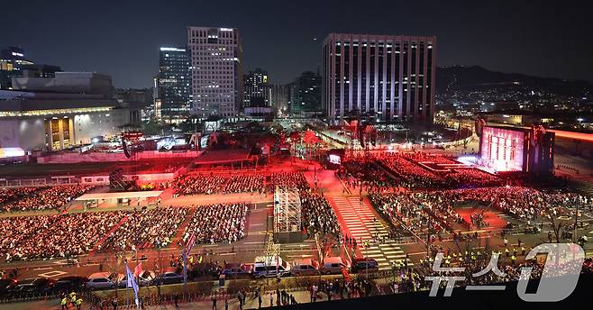 방탄소년단(BTS)이 21일 오후 서울 광화문 광장에서 정규 5집 '아리랑(ARIRANG)' 앨범 발매를 기념해 컴백 무대를 선보이고 있다. 2026.3.21 ⓒ 뉴스1 사진공동취재단