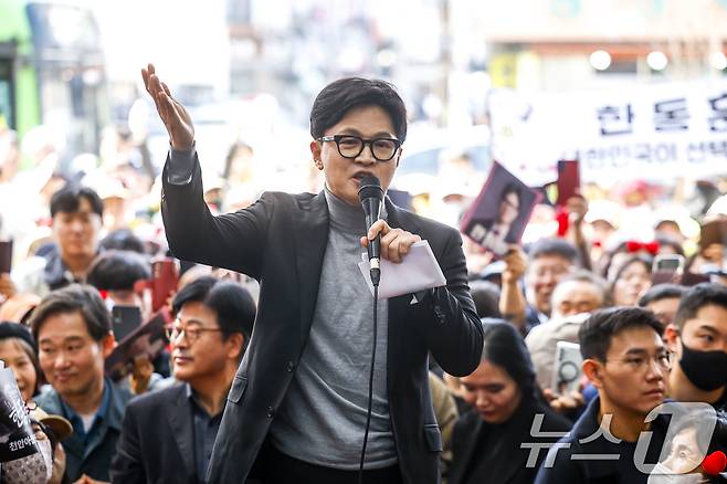 한동훈 전 국민의힘 대표가 22일 서울 동대문구 경동시장을 찾아 지지자들 앞에서 연설하고 있다. (공동취재) 2026.3.22 ⓒ 뉴스1 최지환 기자