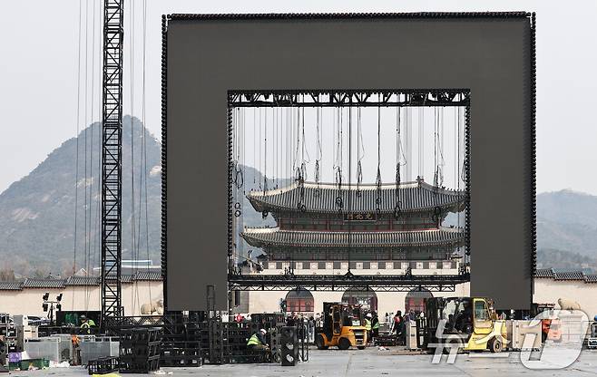 22일 방탄소년단(BTS) 방탄소년단 컴백 공연을 마친 서울 광화문광장에서 관계자들이 무대를 정리하고 있다. 2026.3.22 ⓒ 뉴스1 최지환 기자