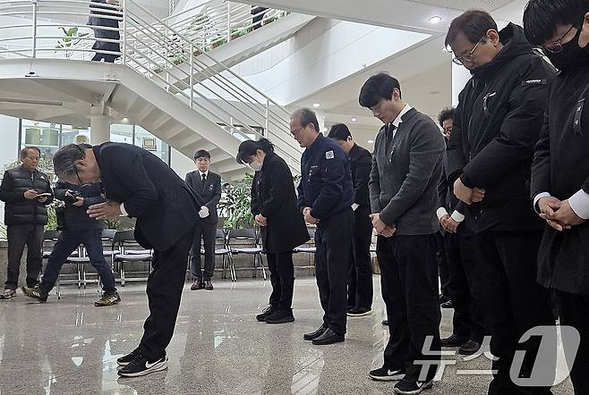 손주환 안전공업 대표(왼쪽)와 임직원들이 22일 오전 10시30분 대전시청 1층에 마련된 공장 화재 사망자 합동분향소에서 묵념하고 있다. 2026.3.22 ⓒ 뉴스1 김종서 기자