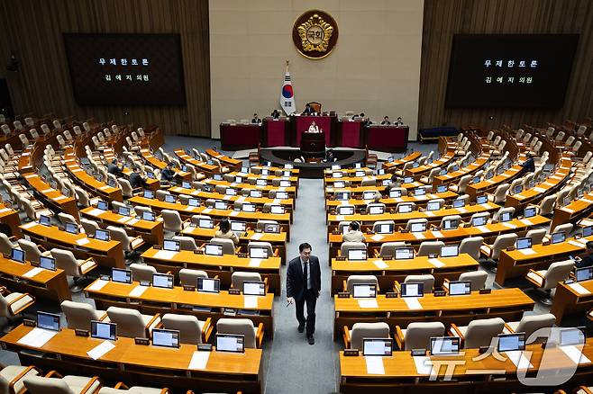 김예지 국민의힘 의원이 21일 서울 여의도 국회에서 열린 제433회 국회(임시회) 제2차 본회의에서 윤석열 정권 정치검찰 조작기소 의혹 사건 진상규명 국정조사계획서 승인의 건에 대한 무제한토론(필리버스터)을 하고 있다. 2026.3.21 ⓒ 뉴스1 유승관 기자