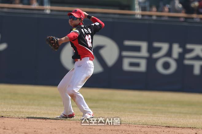 KIA 정현창이 21일 서울 잠실구장에서 열린 2026 KBO리그 시범경기 두산전에서 수비하고 있다. 사진 | KIA 타이거즈