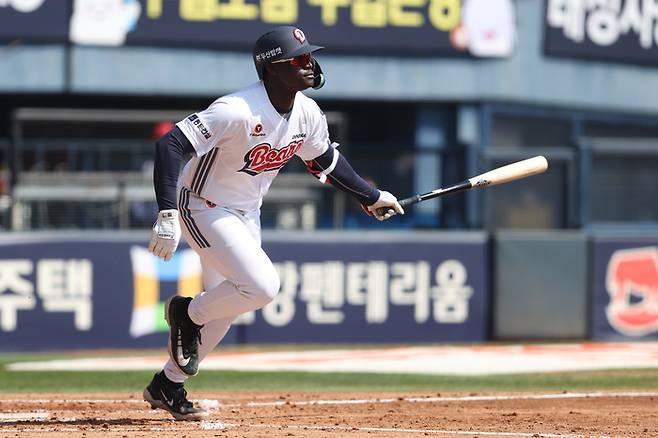 두산 카메론이 21일 서울 잠실구장에서 열린 2026 KBO리그 시범경기 KIA전에서 안타를 치고 있다. 사진 | 두산 베어스