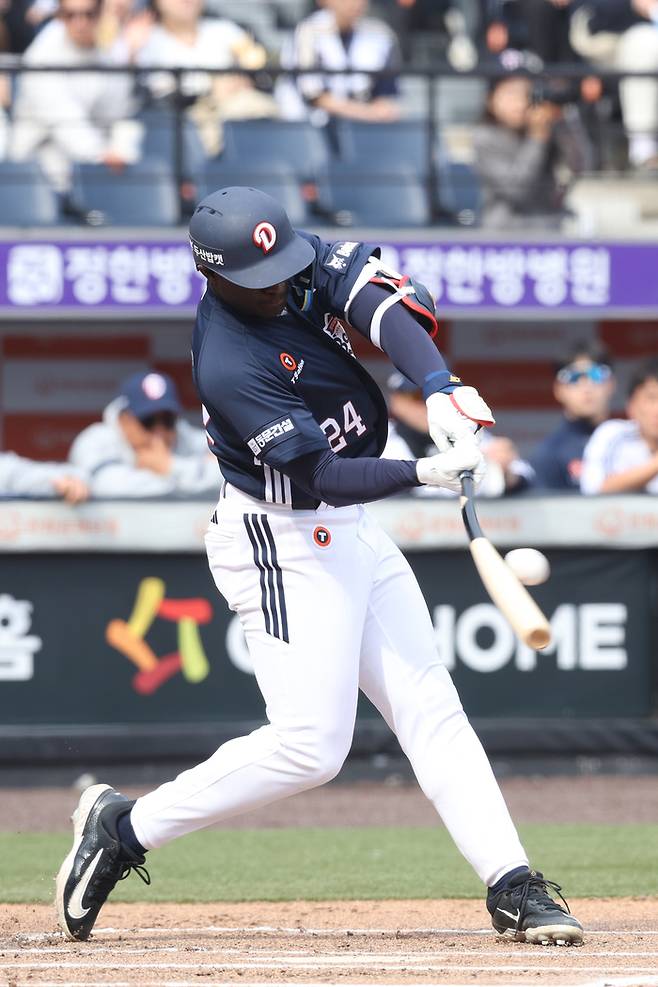 두산 카메론이 대전 한화생명 볼파크에서 열린 2026 KBO리그 시범경기 한화전에서 타격하고 있다. 사진 | 두산 베어스