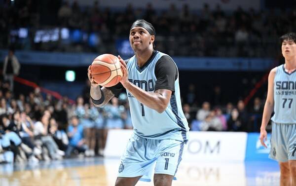 자유투를 시도하는 고양 소노 네이던 나이트. /사진=KBL