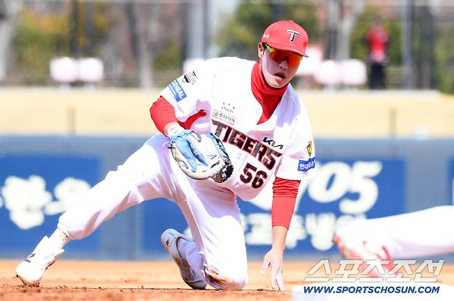 13일 광주 기아챔피언스필드에서 열린 KIA 타이거즈와 SSG 랜더스의 시범경기. KIA 1루수 오선우가 SSG 정준재 땅볼 타구를 처리하지 못한고 있다. 광주=박재만 기자 pjm@sportschosun.com/2026.03.13/