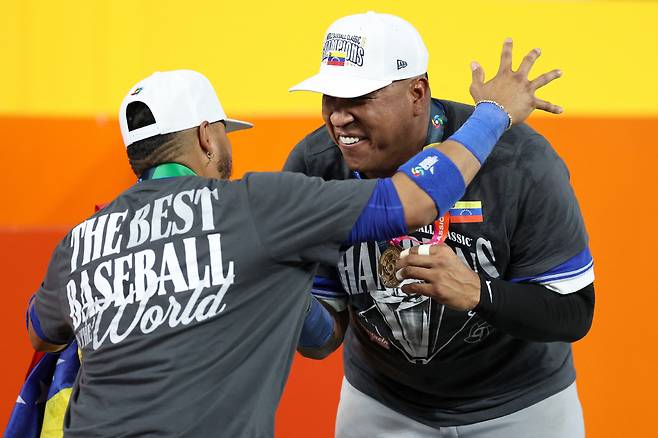 MIAMI, FLORIDA - MARCH 17: Luis Arraez #2 and manager Omar Lopez #22 of Team Venezuela embrace after receiving their gold medals following the 3-2 victory against Team United States at loanDepot park on March 17, 2026 in Miami, Florida.   Al Bello/Getty Images/AFP (Photo by AL BELLO / GETTY IMAGES NORTH AMERICA / Getty Images via AFP)

<저작권자(c) 연합뉴스, 무단 전재-재배포, AI 학습 및 활용 금지>