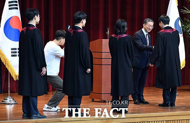 정성호 법무부 장관이 1일 오전 경기 과천 정부과천청사 법무부에서 열린 신임검사 임관식에 참석해 신임 검사들에게 임명장을 수여하고 있다. /과천=임영무 기자