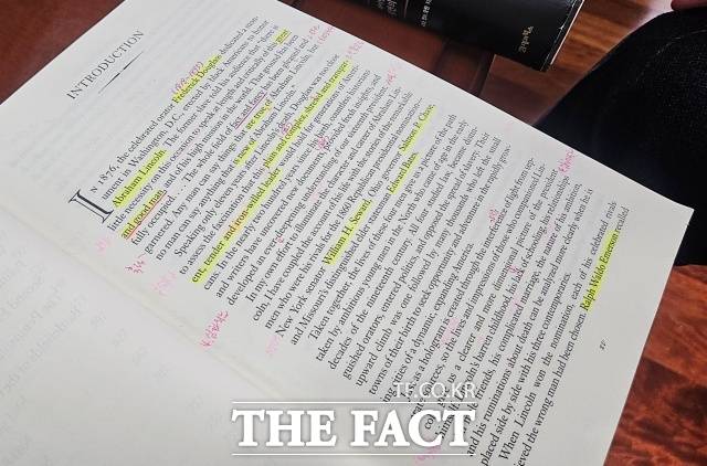 황정근 국회도서관장은 "독서를 할 때 가장 행복하다"고 말했다. 사진은 황 관장이 도리스 컨스 굿윈의 '권력의 조건' 원서를 직접 번역한 흔적. /국회=서다빈 기자