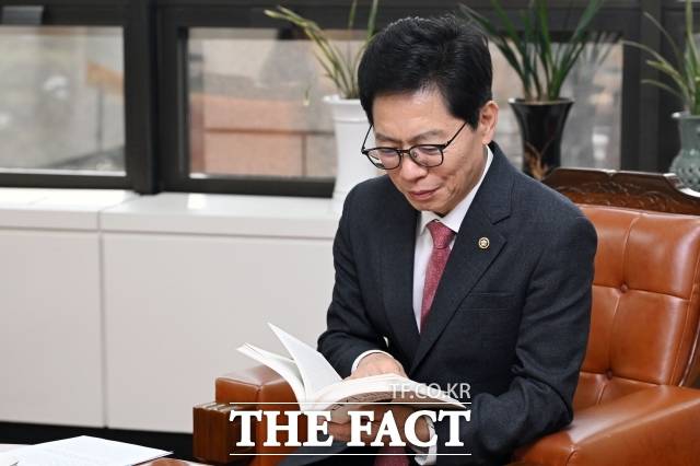 황정근 국회도서관장이 17일 오후 서울 여의도 국회도서관 관장실에서 <더팩트>와 인터뷰하며 책을 읽고 있다. / 남용희 기자