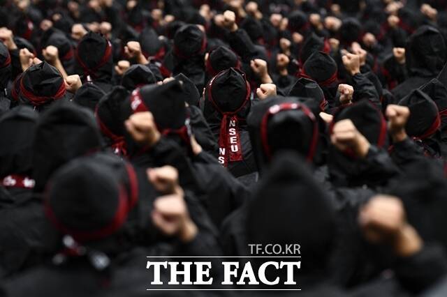 삼성전자 노조는 지난 18일 '5월 총파업'에 나선다고 밝혔다. 사진은 2024년 7월 경기 화성 삼성전자 화성사업장 H1 정문 앞에서 진행된 총파업 결의대회에서 삼성전자 노조가 구호를 외치는 모습이다. /서예원 기자