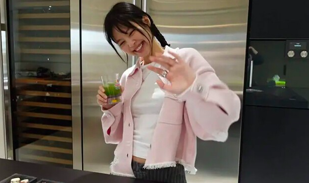 블랙핑크 멤버 제니가 말차 음료를 들고 있다. 제니 유튜브 영상 캡처