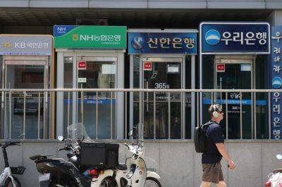 국내 주요 시중은행 직원들의 평균 연봉이 1억2000만원을 넘어선 것으로 나타났다. 연합뉴스