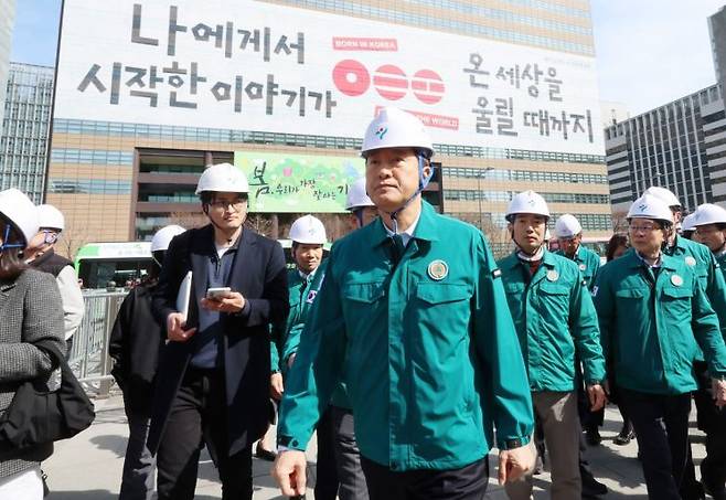 방탄소년단(BTS)의 광화문 공연을 앞둔 19일 서울 광화문광장에서 오세훈 서울시장이 공연 준비 현장을 점검하고 있다. 연합뉴스