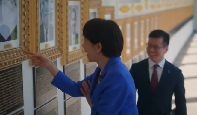 다카이치 사나에 일본 총리가 지난 19일 백악관 내 자동 서명기가 대신 걸려 있는 조 바이든 전 미국 대통령 사진을 보고 웃고 있다. X(옛 트위터)