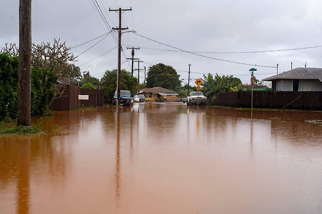 20일 미국 하와이주 오하우섬에서 홍수가 발생해 도로가 물에 잠겨 있다. /AP 연합뉴스