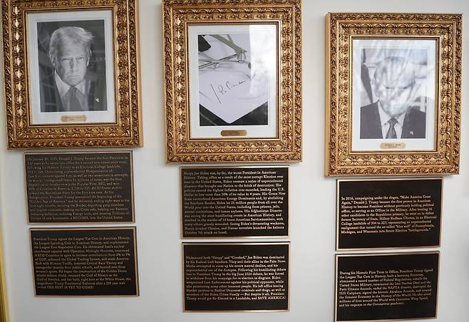 미국 워싱턴 D.C. 백악관 내 ‘대통령 명예의 거리(The Presidential Walk of Fame)’에 설치된 조 바이든 전 미국 대통령의 초상화대신 서명을 찍어내는 자동 서명기 사진이 대신 걸려있고 아래에 바이든 전 대통령을 비하하는 내용으로 적힌 명판들이 설치돼 있다. 양쪽으로는 도널드 트럼프 미국 대통령의 사진과 1·2기 임기를 기념하는 명판들이 걸려 있따./로이터 연합뉴스