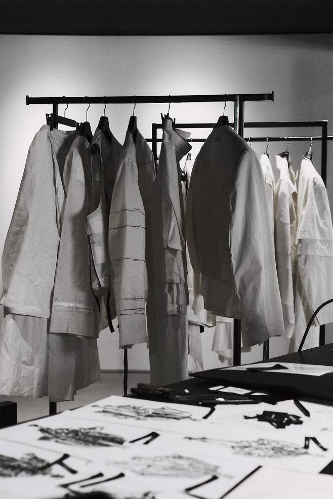 '송지오'의 송재우 크리에이티브가 제작한 BTS 컴백 라이브 공연 의상 제작 과정/송지오 제공