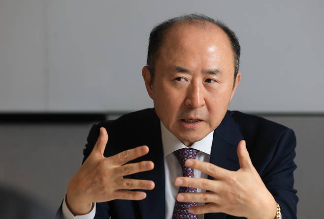 18일 오후 서울 중구 조선일보미술관에서 윤강현 전 이란대사가 본지와 인터뷰하고 있다. /고운호 기자