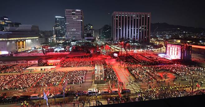 방탄소년단(BTS)이 21일 오후 서울 광화문 광장에서 정규 5집 '아리랑(ARIRANG)' 앨범 발매를 기념해 컴백 무대를 선보이고 있다. /뉴스1