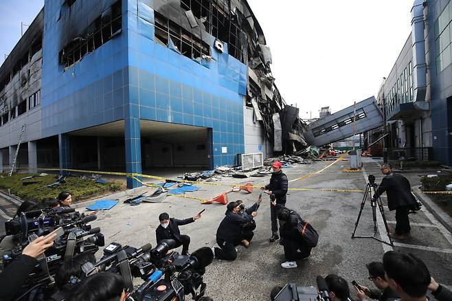 강재석 대전경찰청 과학수사계장이 22알 오후 대덕구 문평동 안전공업 화재 현장에서 합동감식을 위한 사전대책회의를 진행하고 언론브리핑을 하고 있다. 김영태 기자