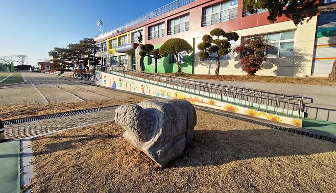 서재필이 갑신정변에 실패하고 일본으로 망명한 뒤 논산에 있던 아버지 서광효와 어머니 성주 이씨는 논산 은진현 관아에 갇혀있다가 스스로 목숨을 끊었다. 관아의 자리에는 현재 은진초등학교가 들어섰다. 김재근 선임기자