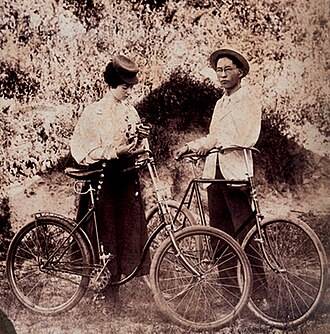 신혼 초 자전거를 타는 서재필과 아내 뮤리엘 메리 암스트롱.&nbsp;사진=독립기념관
