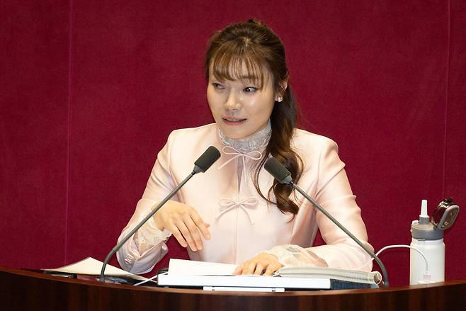 김예지 국민의힘 의원이 21일 서울 여의도 국회에서 열린 제433회 국회(임시회) 제2차 본회의에서 윤석열 정권 정치검찰 조작기소 의혹 사건 진상규명 국정조사계획서 승인의 건에 대한 무제한토론(필리버스터)을 하고 있다. 뉴스1