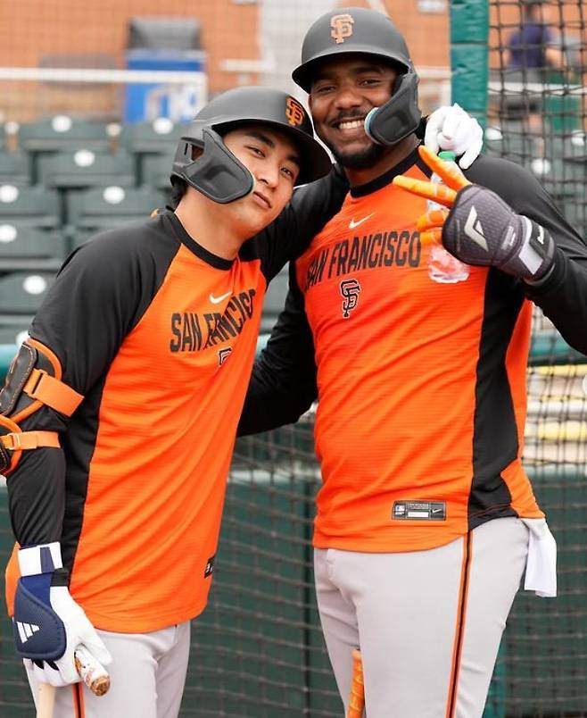 미국프로야구 메이저리그(MLB) 샌프란시스코에서 뛰는 이정후(왼쪽)가 22일 타격 훈련 도중 팀 동료 헤라르 엔카나시온과 기념사진을 남기고 있다. 사진 출처 샌프란시스코 인스타그램
