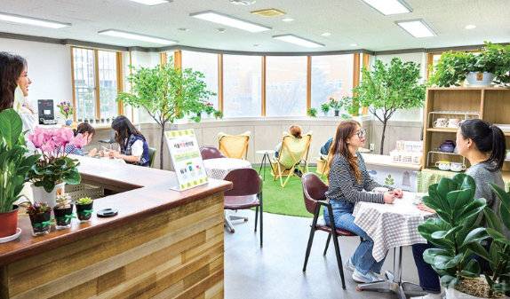 서울 관악구에 있는 서울마음편의점에서 시민들이 상담을 받거나 휴식을 취하고 있다.
서울시 제공