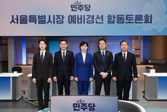 20일 서울 마포구 JTBC에서 열린 더불어민주당 서울시장 예비경선 합동토론회에서 예비후보들이 포즈를 취하고 있다. 왼쪽부터 김형남, 정원오, 전현희, 박주민, 김영배 예비후보. 2026.3.20  국회사진기자단