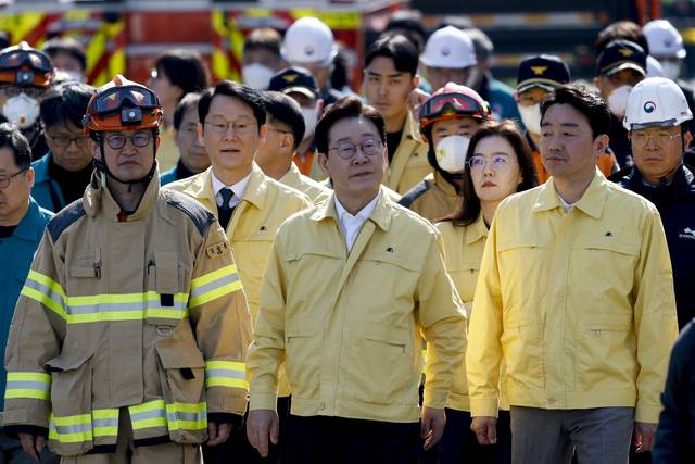 이재명 대통령이 대전 대덕구 안전공업 건물의 대형 화재 현장을 찾아 피해 상황을 점검하고 있다.  [연합뉴스]