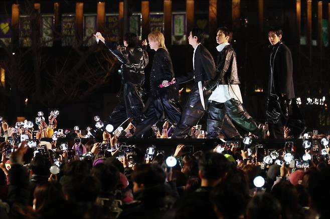 방탄소년단(BTS)이 21일 서울 종로구 광화문광장에서 컴백을 기념해 'BTS 컴백 라이브 : 아리랑' 공연을 선보이고 있다. 뉴시스