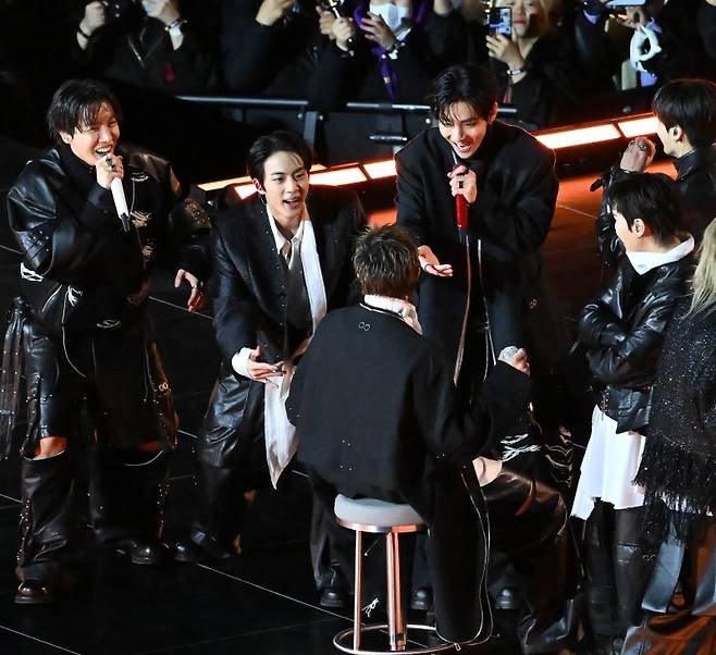 한국 남성 아이돌 그룹 방탄소년단(BTS)이 21일 서울 광화문 광장에서 대규모 무료 공연을 성황리에 개최한 데 대해 외신들도 주목했다. 일본의 한 언론은 BTS가 대단한 이유에 대해 주목해 보도했다. 사진은 방탄소년단(BTS)이 21일 서울 종로구 광화문광장에서 컴백을 기념해 'BTS 컴백 라이브 : 아리랑' 공연을 선보이고 있는 모습. 뉴시스