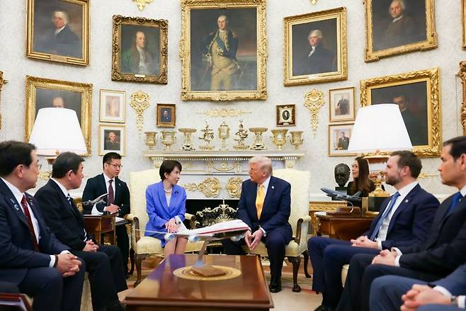 도널드 트럼프 대통령(오른쪽)과 다카이치 사나에 일본 총리가 지난 19일(현지 시간) 미 워싱턴 백악관에서 회담하고 있다. 출처=다카이치 사나에 일본 총리 X(엑스, 구 트위터)